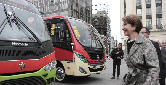 Celebran modificación a licencia de conducir A2 que permite transportar más pasajeros y manejar buses de nueve metros