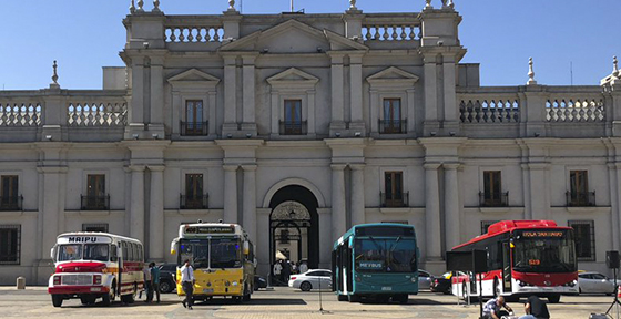 Abrimos inédita exposición con 40 años de buses en Santiago para celebrar el inicio de la electromovilidad en el transporte público
