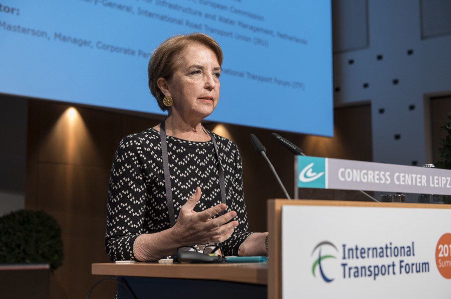 Gloria Hutt en su discurso sobre descarbonización del transporte