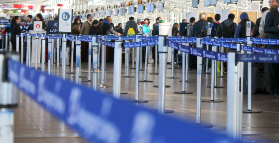 Ministra Hutt realizó recomendaciones para planificar viajes ante récord de salidas en aeropuerto de Santiago esta semana