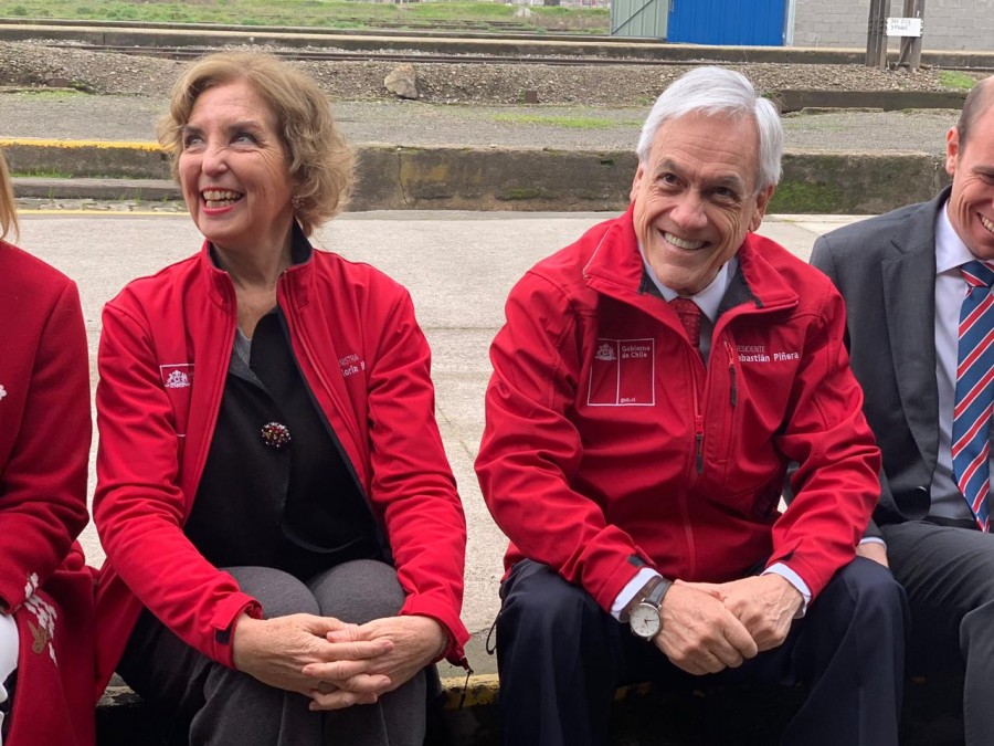 Pdte Piñera y Ministra Hutt en la estación de trenes de Chillán