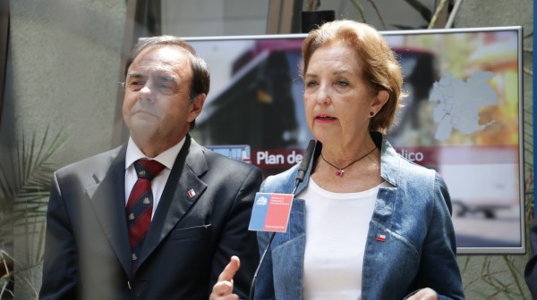Ministra Hutt y Subsecretario Domínguez explicando PO de la capital