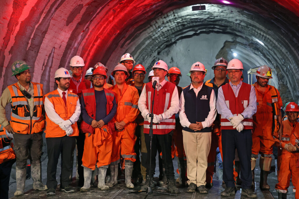 Ministro Louis de Grange junto a autoridades de Metro.