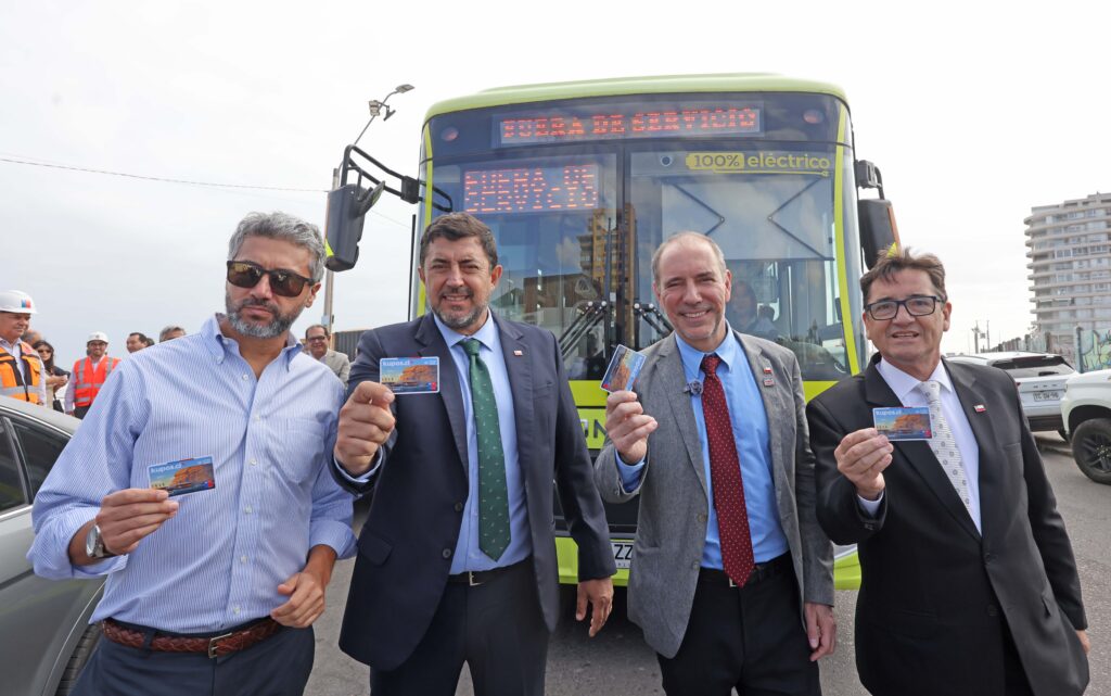 el biministro Louis de Grange junto con autoridades locales, luego del recorrido en uno de los buses eléctricos.